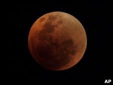 Прикрепленное изображение: 101220212204_lunar_eclipse_226x170_ap.jpg