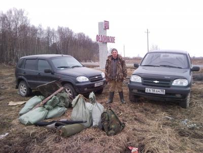 Прикрепленное изображение: Толян у машин.jpg